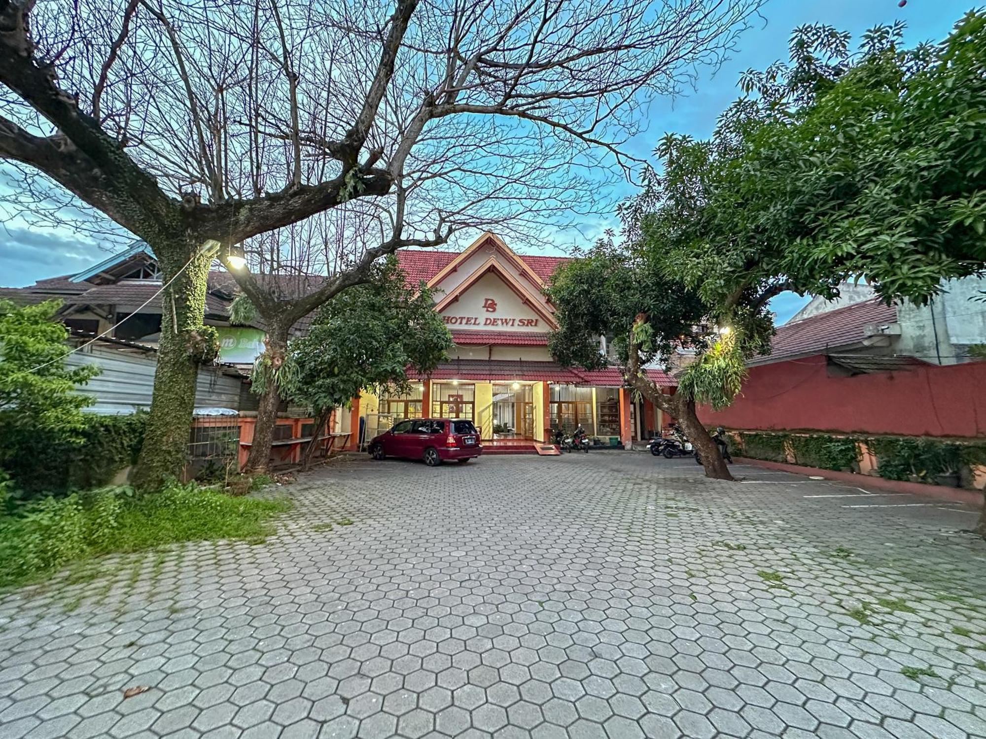 Hotel Dewi Sri Redpartner Yogyakarta Ngoại thất bức ảnh