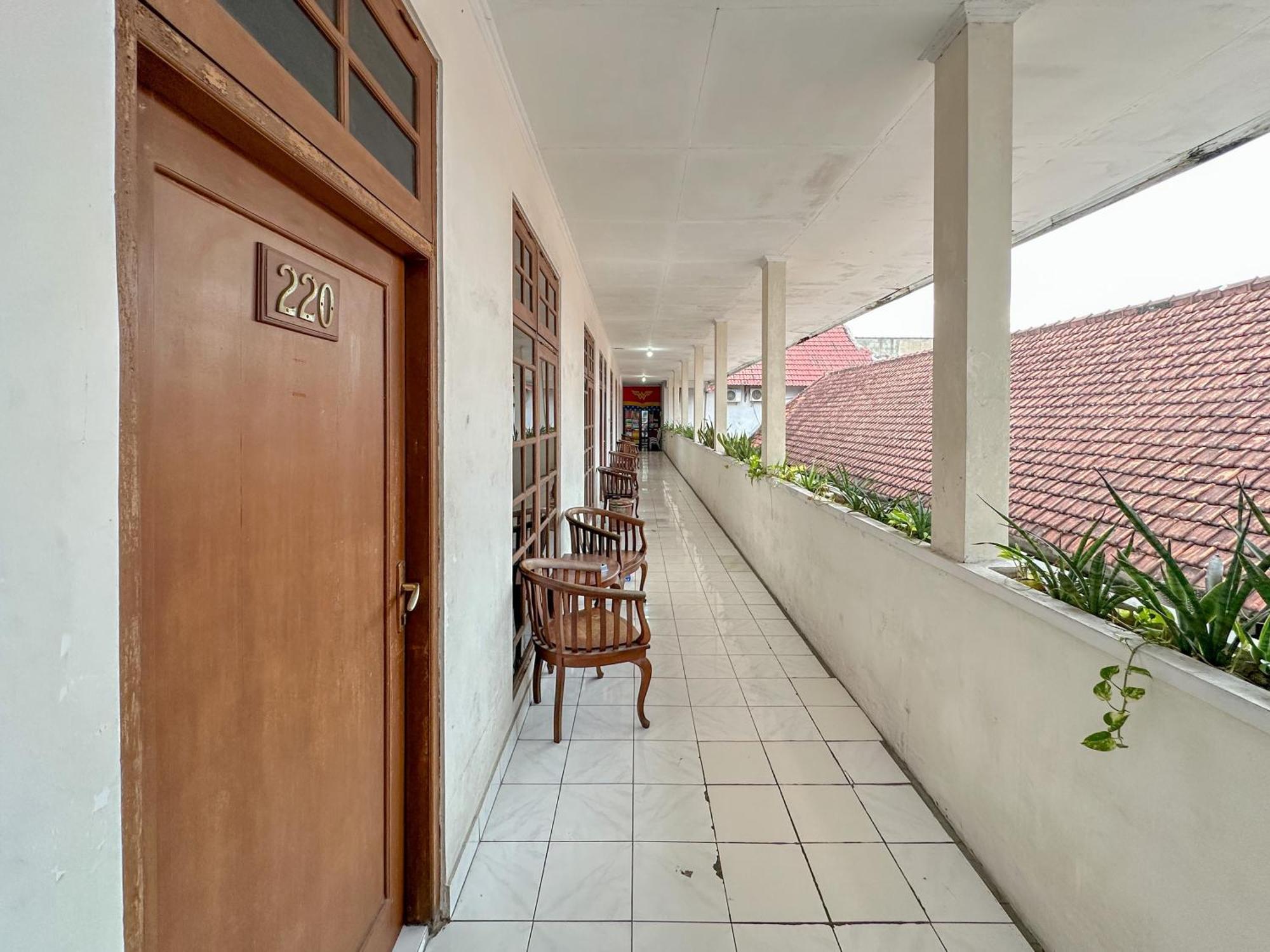 Hotel Dewi Sri Redpartner Yogyakarta Ngoại thất bức ảnh