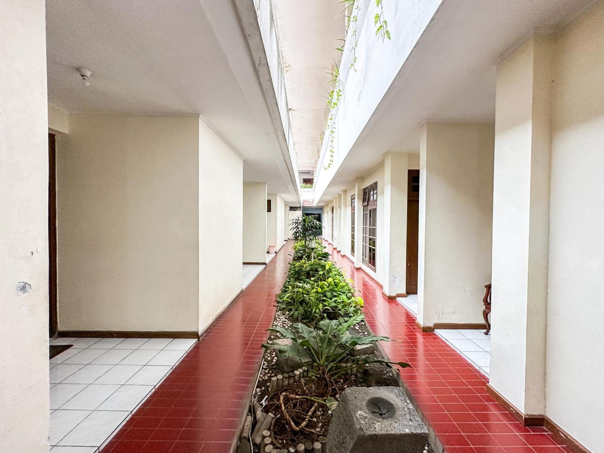 Hotel Dewi Sri Redpartner Yogyakarta Ngoại thất bức ảnh