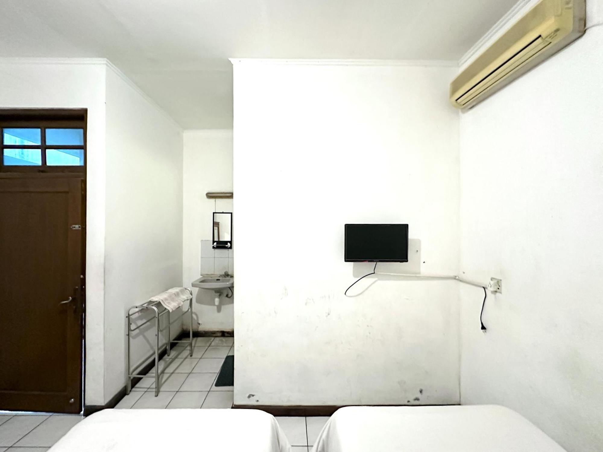 Hotel Dewi Sri Redpartner Yogyakarta Ngoại thất bức ảnh