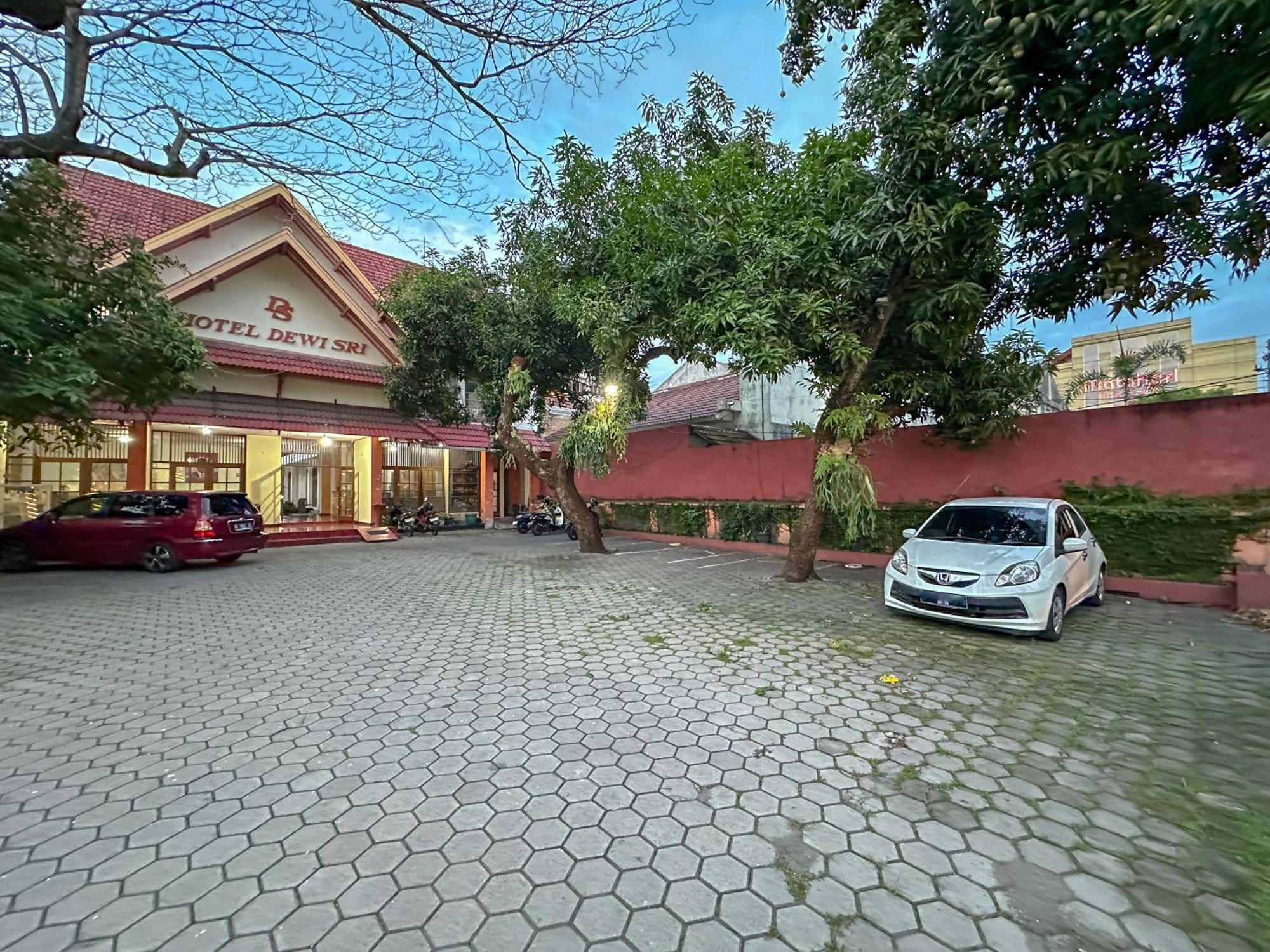 Hotel Dewi Sri Redpartner Yogyakarta Ngoại thất bức ảnh
