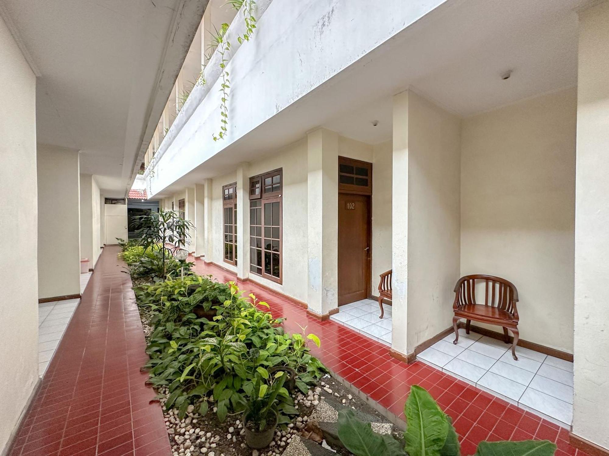 Hotel Dewi Sri Redpartner Yogyakarta Ngoại thất bức ảnh