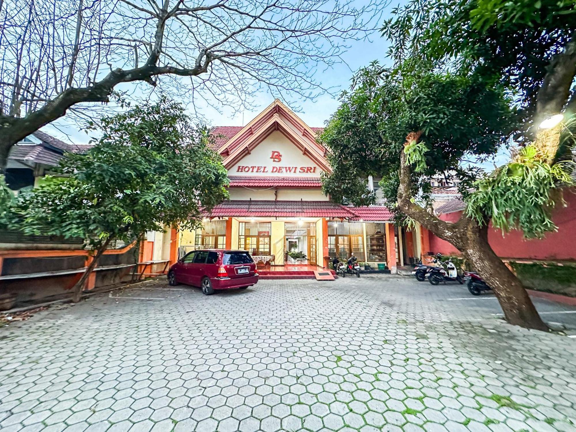 Hotel Dewi Sri Redpartner Yogyakarta Ngoại thất bức ảnh